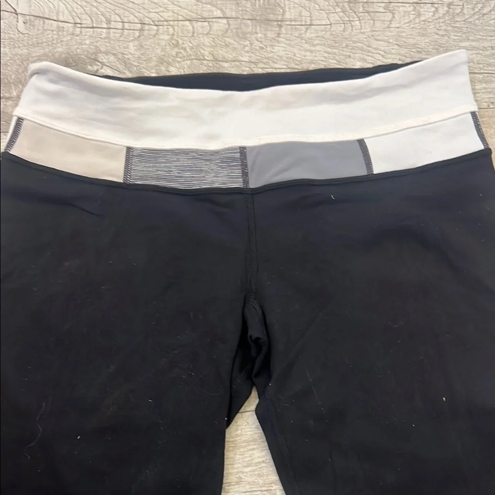 Lululemon Athletica Groove Crop Size 6 Reversible Leggings Black Grey‎ White